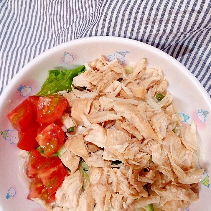 鶏胸肉の茹で鶏とトマトのボリュームたっぷりそうめん